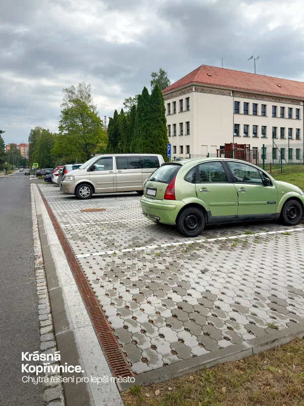 Chytrá řešení pro lepší město. V roce 2024 jsme na ulici Školní vybudovali více než 30 nových parko…
