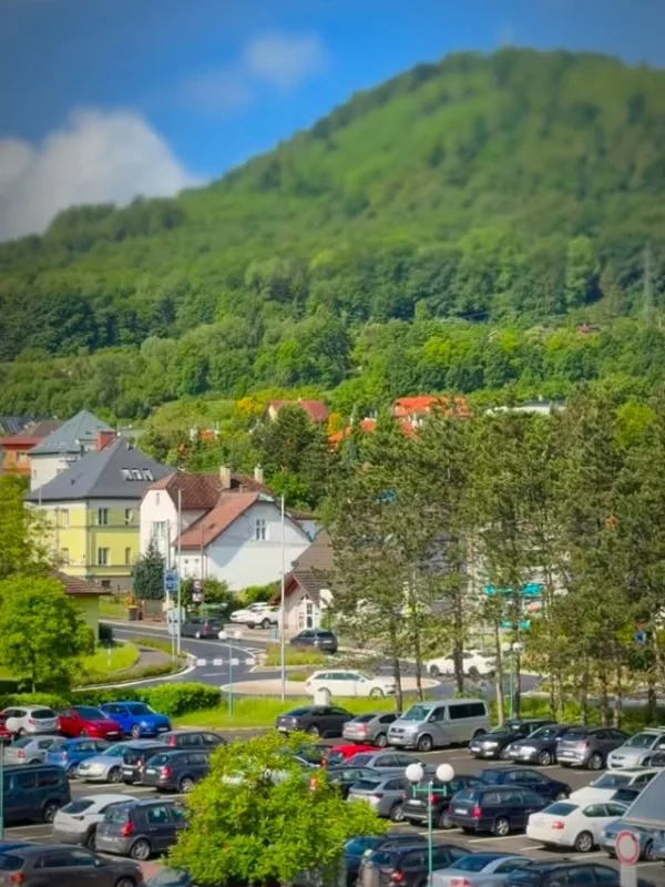 Čtvrtek dopoledne, krátce po deváté. Tohle je provoz na našem novém kruháči, který je tu s námi už …