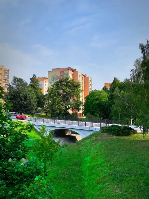 V roce 2024 byl otevřen nový most na Erbenově ulici, který nahradil původní most ve špatném technic…