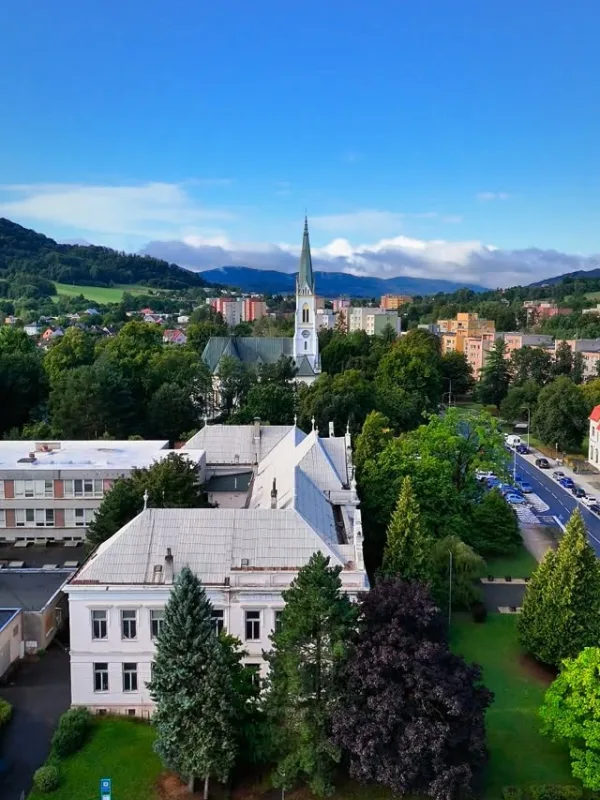 Sobotní ráno. Poslední srpnová sobota. Příští týden začíná škola, za měsíc a pár dní jsou komunální…